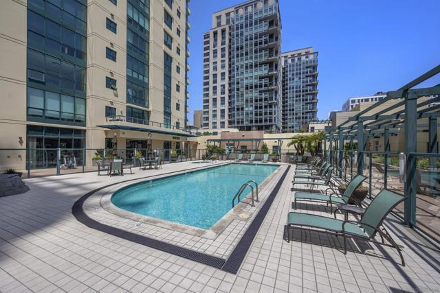 555 Front St, San Diego CA: https://media.crmls.org/mediaz/72004a54-f14d-4653-ad6c-2878db6ec6db.jpg