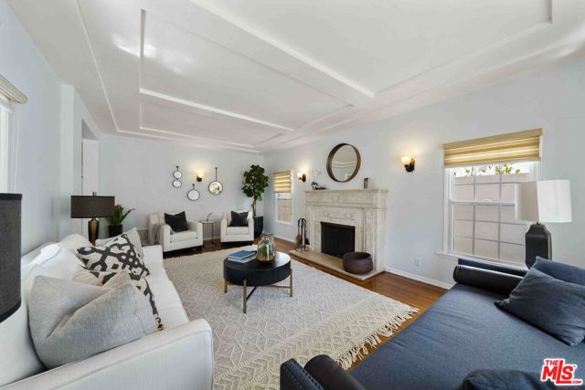 865 S Lucerne Boulevard, Los Angeles CA: https://media.crmls.org/mediaz/72008f33-1d1c-4f52-9bbe-061fc7d651a7.jpg