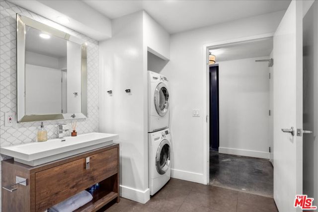 120 S Hewitt Street, Los Angeles CA: https://media.crmls.org/mediaz/7200d2fa-fcb9-4c02-9e00-99ae02a876ad.jpg