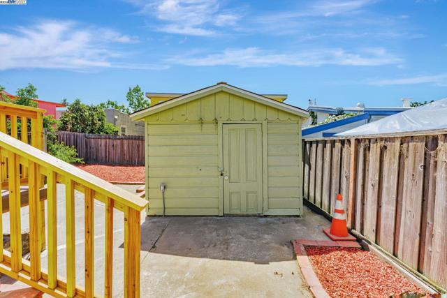 2720 Short St, Oakland CA: https://media.crmls.org/mediaz/7201432b-5d0b-4315-894f-b29cfe08774d.jpg