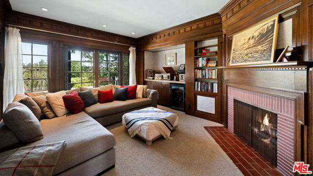 850 Birchwood Drive, Los Angeles CA: https://media.crmls.org/mediaz/7201bfea-a663-45e8-bd2e-1726e0fc2aeb.jpg