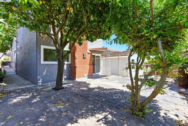 19157 Parsons Ave, Castro Valley CA: https://media.crmls.org/mediaz/72023e1f-9779-47f1-b594-3382d1d48527.jpg