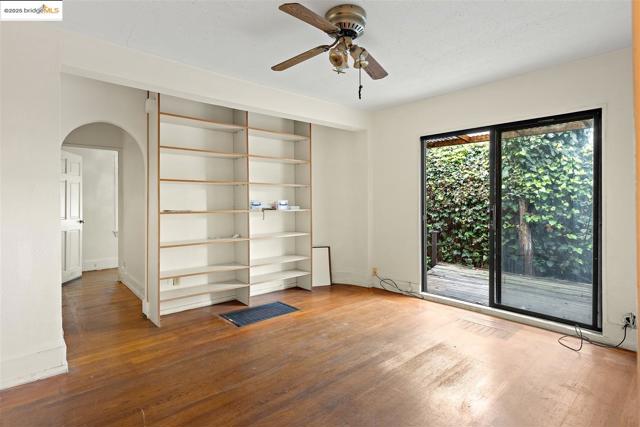 2201 Spaulding Ave, Berkeley CA: https://media.crmls.org/mediaz/720257fd-473f-4818-8d9d-750289bdfae5.jpg