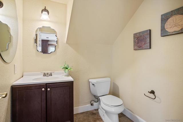 2009 Applewood Ln, Vista CA: https://media.crmls.org/mediaz/72034b6c-d57d-4fa4-b96d-8955387e3d63.jpg