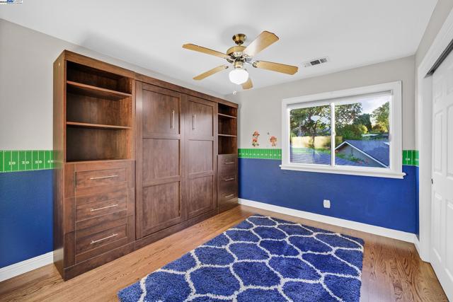7872 Meadowbrook Ct, Pleasanton CA: https://media.crmls.org/mediaz/72039a7c-abb4-4daf-a970-769a39fad72b.jpg