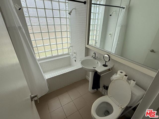 39 Westminster Avenue, Venice CA: https://media.crmls.org/mediaz/7203ce17-12ae-4b89-a8e7-681ff84c6b16.jpg