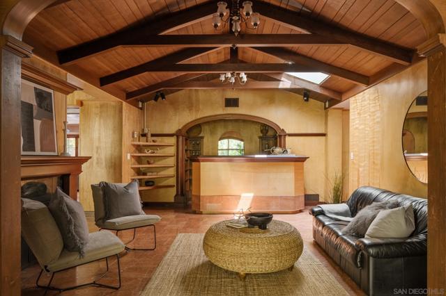 1010 Myrtle Way, San Diego CA: https://media.crmls.org/mediaz/72042730-8375-450d-8f9f-2942337cd4ba.jpg