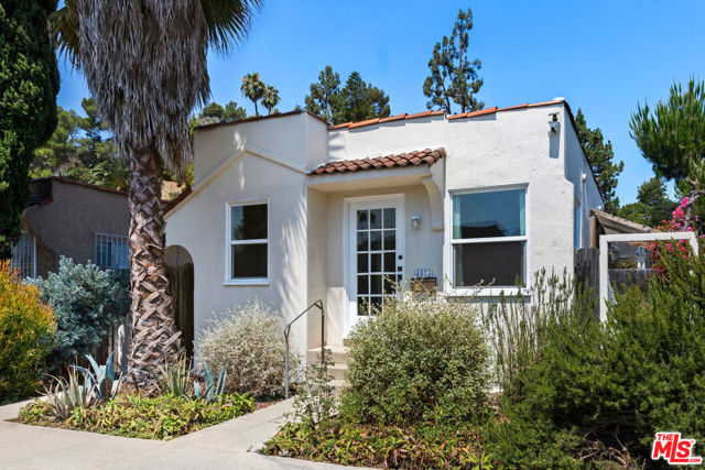 4015 Shelburn Court, Los Angeles CA: https://media.crmls.org/mediaz/7204bc99-a878-4a63-b310-4a164fb4dc70.jpg
