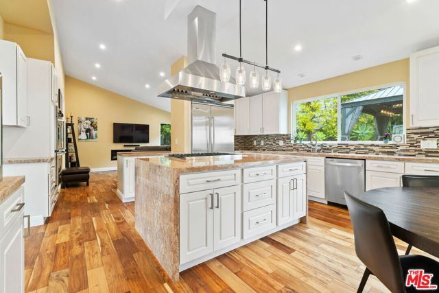 436 Levering Avenue, Los Angeles CA: https://media.crmls.org/mediaz/7205094b-6151-466c-90f0-06aee9b84c35.jpg