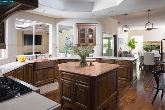 5427 Blackhawk Dr, Danville CA: https://media.crmls.org/mediaz/72050e30-8d1c-4220-8d35-28260af216ac.jpg