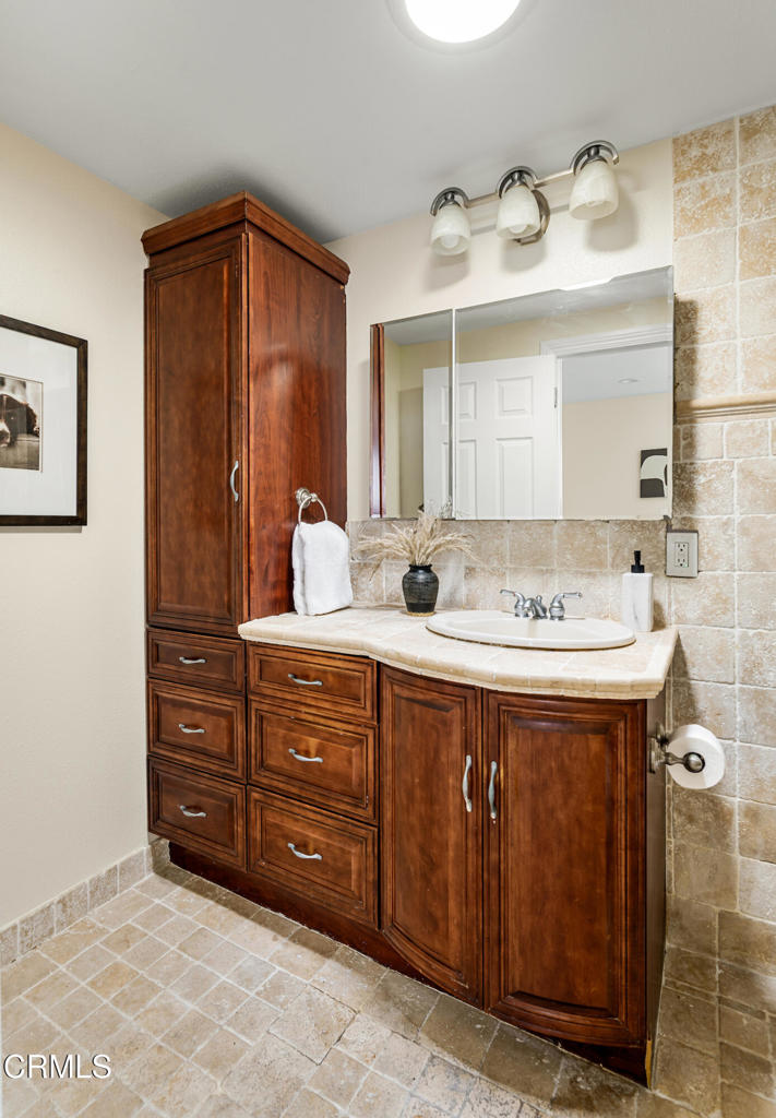 https://media.crmls.org/mediaz/7205c051-68a9-40b9-82f3-2b3460eb0c57.jpg?preset=X-Large