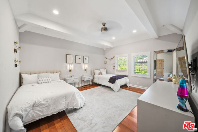 1821 Chastain, Pacific Palisades CA: https://media.crmls.org/mediaz/72063459-d444-4795-9524-87f3a2193111.jpg