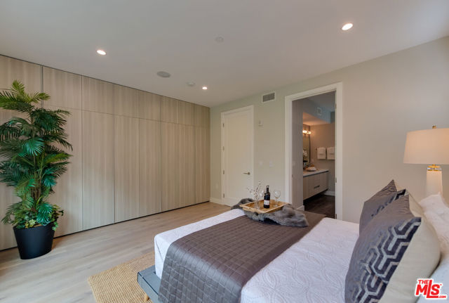 723 HUNTLEY Drive, West Hollywood CA: https://media.crmls.org/mediaz/72064881-31c8-471e-81c0-43db75affc1e.jpg