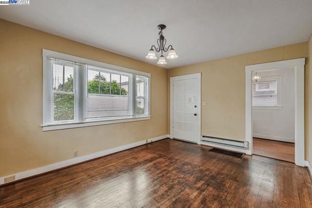 1560 Lincoln Ave #B, Alameda CA: https://media.crmls.org/mediaz/72072cd2-ad6c-4d0d-8df8-bc237c2fbc61.jpg