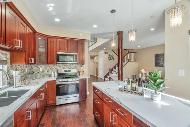 5406 Ontario Cmn, Fremont CA: https://media.crmls.org/mediaz/7207896f-999a-45a2-bda1-62086bfa17fa.jpg