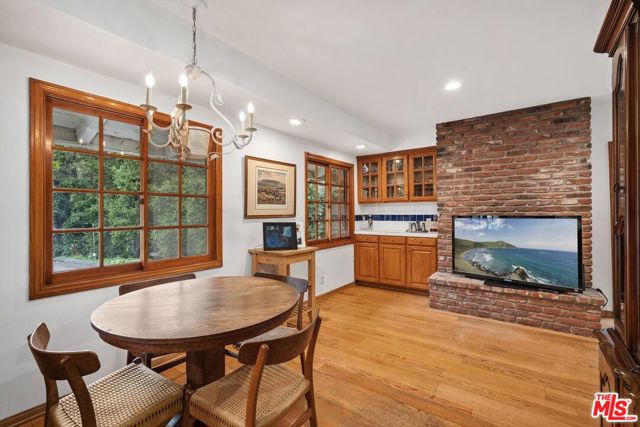 1809 Melhill Way, Los Angeles CA: https://media.crmls.org/mediaz/72079e84-731a-4e35-9eaa-ea2c75e02e0f.jpg