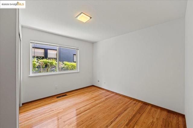3312 Wisconsin St, Oakland CA: https://media.crmls.org/mediaz/7207cf27-36d8-4ae5-96b7-0eed920b1fd6.jpg