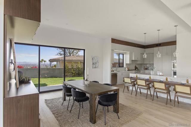 2448 Sagebrush Ct, La Jolla CA: https://media.crmls.org/mediaz/720883d4-6698-4f36-b099-f4a0111f87f9.jpg