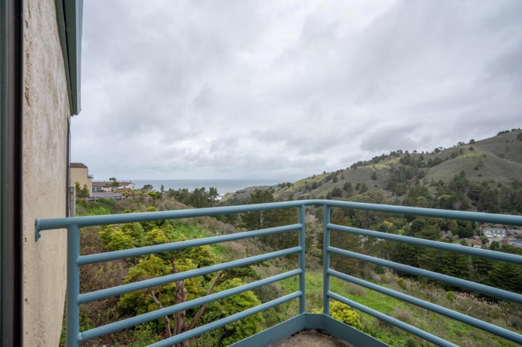 https://media.crmls.org/mediaz/7208b0cb-0c5a-48de-b405-1a65577b80a1.jpg?preset=X-Large