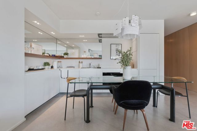 999 N Doheny Drive, West Hollywood CA: https://media.crmls.org/mediaz/7209f174-c415-4cdf-9722-f1778a2d6ae4.jpg
