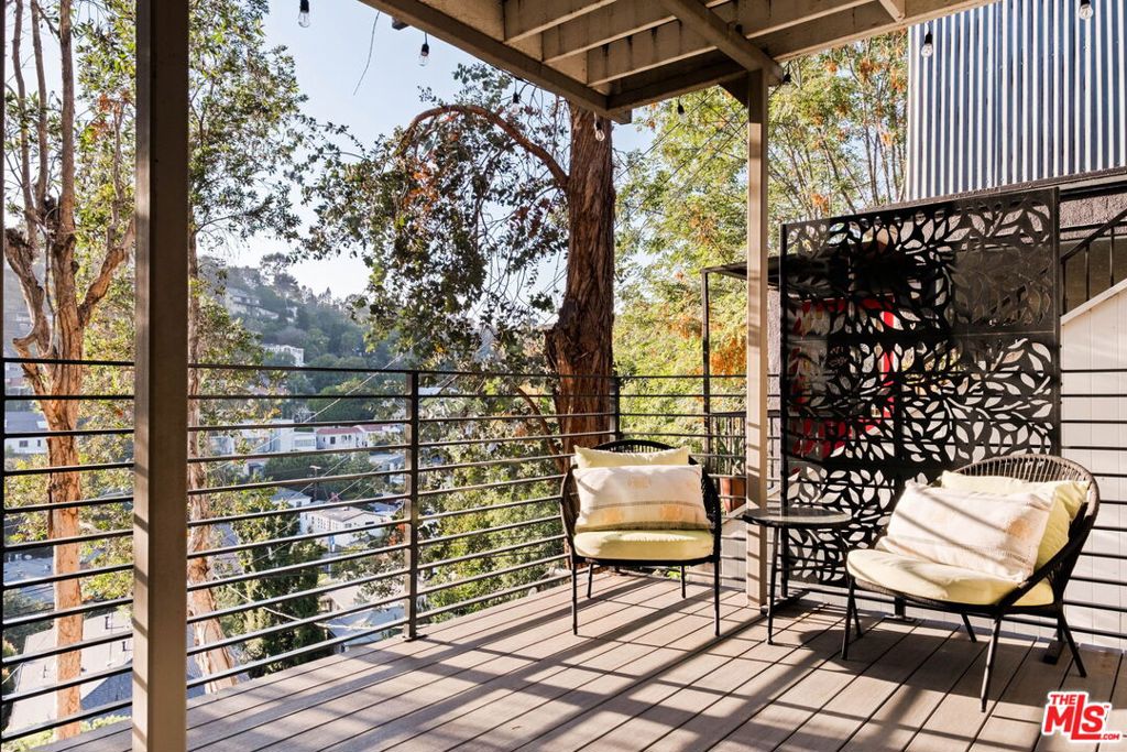 https://media.crmls.org/mediaz/720ae170-322b-4099-9426-eef18612f6c3.jpg?preset=X-Large