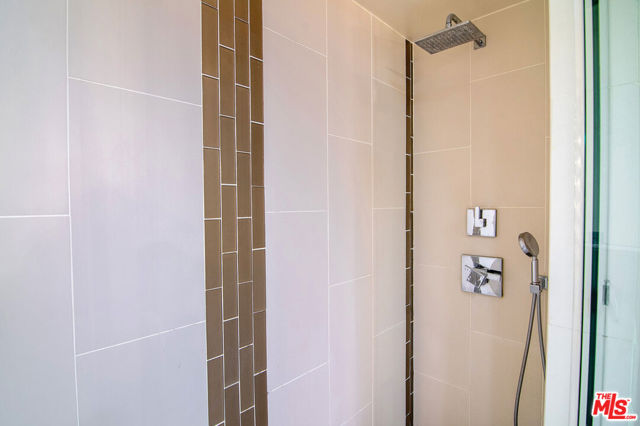 664 S Highland Avenue, Los Angeles CA: https://media.crmls.org/mediaz/720b06cc-dfb8-4684-a810-69d950cb1711.jpg