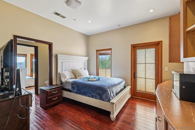 15035 Orchard View Dr, Poway CA: https://media.crmls.org/mediaz/720b9e70-bf01-4b84-b820-fb6e6f921b44.jpg