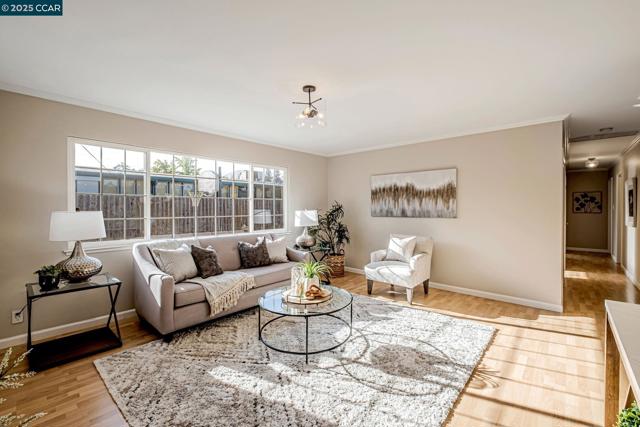 1498 Delaware Dr, Concord CA: https://media.crmls.org/mediaz/720bbe52-6555-4e65-813e-0b3f80411533.jpg