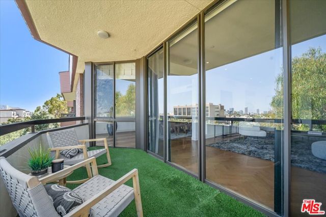 300 N Swall Drive, Beverly Hills CA: https://media.crmls.org/mediaz/720be5ea-f4a8-4a24-a115-cc8c4d772a36.jpg