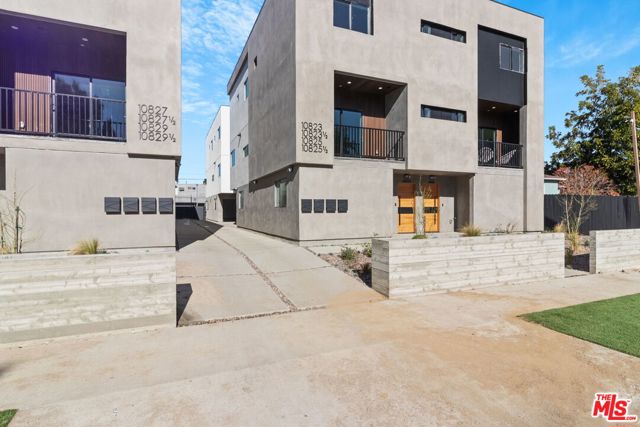 10827 Hartsook Street, North Hollywood CA: https://media.crmls.org/mediaz/720d34f2-95b2-48e1-9ea9-4a23f430aaac.jpg
