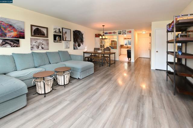 1984 Ascot Dr, Moraga CA: https://media.crmls.org/mediaz/720d5d2e-914a-444c-902e-a44d89c25fa9.jpg