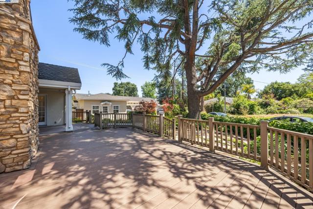 628 Saint Mary St, Pleasanton CA: https://media.crmls.org/mediaz/720e1844-1475-4785-aced-e1965163d00c.jpg