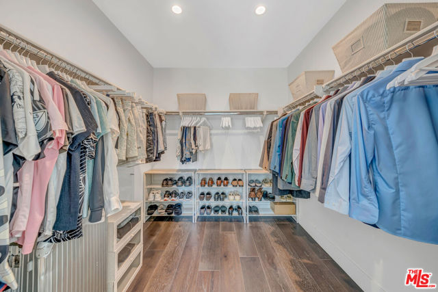724 N Croft Avenue, Los Angeles CA: https://media.crmls.org/mediaz/720eec57-1967-45fd-862c-ddbdbf07b122.jpg