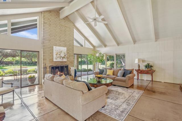419 Burkhard Rd, Patterson CA: https://media.crmls.org/mediaz/7210852f-046c-4e86-a54f-0402bb1ae696.jpg