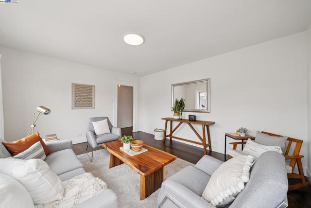 1805 Eagle Ave, Alameda CA: https://media.crmls.org/mediaz/7210b34e-088e-4e82-a05e-e1641f2c10f2.jpg