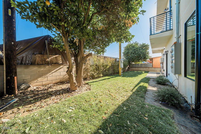 Detail Gallery Image 2 of 13 For 668 Keenan Ave #D,  Los Angeles,  CA 90022 - 3 Beds | 2 Baths