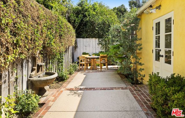 11345 Denair Street, Los Angeles CA: https://media.crmls.org/mediaz/7211fd90-e418-43a5-b1e8-46a954a80f98.jpg