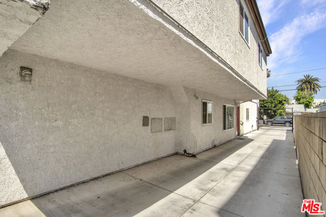 5621 Klump Avenue, North Hollywood CA: https://media.crmls.org/mediaz/7211fe99-6f17-44d3-af78-1670b722d3a8.jpg