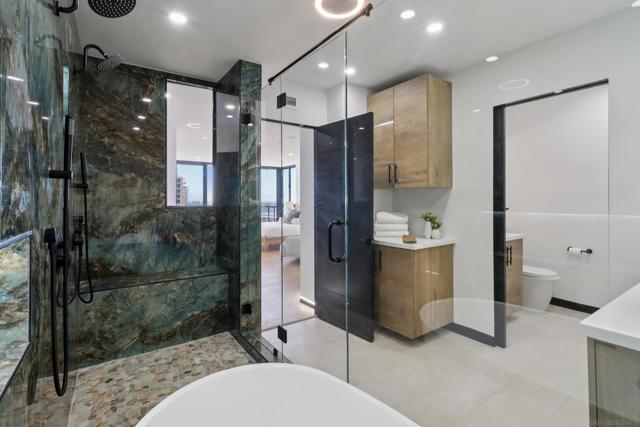 700 Front St, San Diego CA: https://media.crmls.org/mediaz/72125ed9-b5a0-4e6b-becd-17a68e1d6575.jpg