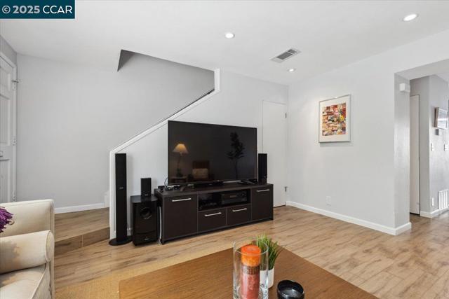1237 Pine Creek Way, Concord CA: https://media.crmls.org/mediaz/72127dfa-7b3e-46a3-8efc-74f9976812fa.jpg