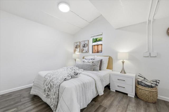 1019 Riverton Drive, San Carlos CA: https://media.crmls.org/mediaz/7212b1f9-64f0-44a7-a07f-943cce89fee3.jpg