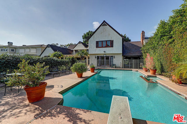 322 N June Street, Los Angeles CA: https://media.crmls.org/mediaz/7212bffe-cbf8-4e0d-93e3-9e6449cfa731.jpg