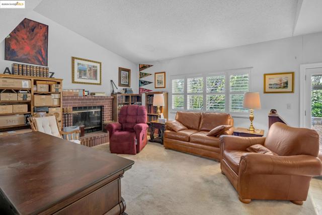 363 Limerick Way, Vacaville CA: https://media.crmls.org/mediaz/72133569-ce0f-41e4-87c6-9aa02bf3883b.jpg