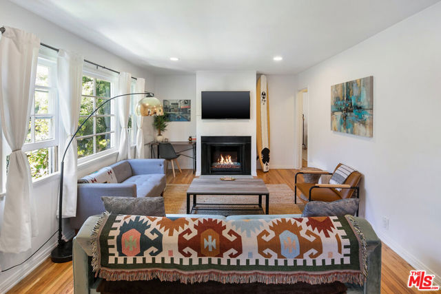 521 Venice Way, Venice CA: https://media.crmls.org/mediaz/7213a929-4da5-45f6-b7ef-f34fb6276606.jpg