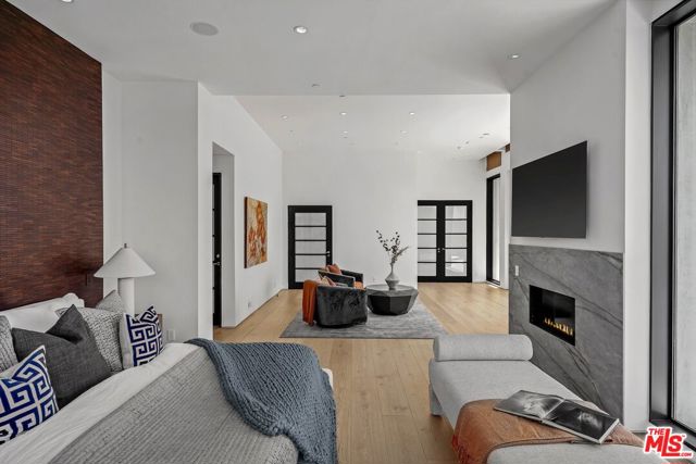 455 Castle Place, Beverly Hills CA: https://media.crmls.org/mediaz/7213bffc-637b-4682-8225-288cb46e123f.jpg