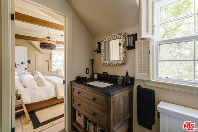 3100 Coldwater Canyon Avenue, Studio City CA: https://media.crmls.org/mediaz/72141fb6-904d-430c-b076-0616ad7afa6c.jpg