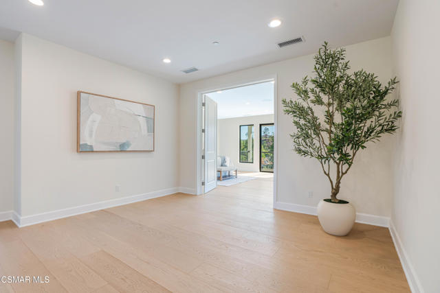 252 Capri Drive, Simi Valley CA: https://media.crmls.org/mediaz/7215551f-05ca-4fc0-a502-a36f7e718c99.jpg