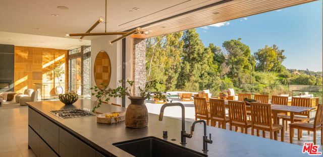 12752 Mulholland Drive, Beverly Hills CA: https://media.crmls.org/mediaz/72160db3-eb72-45f8-aa1b-9442187b626f.jpg