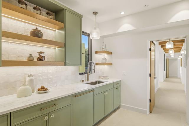 Detail Gallery Image 24 of 72 For 8341 La Jolla Scenic Dr, La Jolla,  CA 92037 - 5 Beds | 5/1 Baths