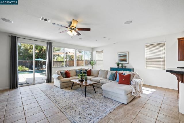 127 Sanford Ct, Brentwood CA: https://media.crmls.org/mediaz/72171aae-1992-4965-86e0-56345dd30ba5.jpg